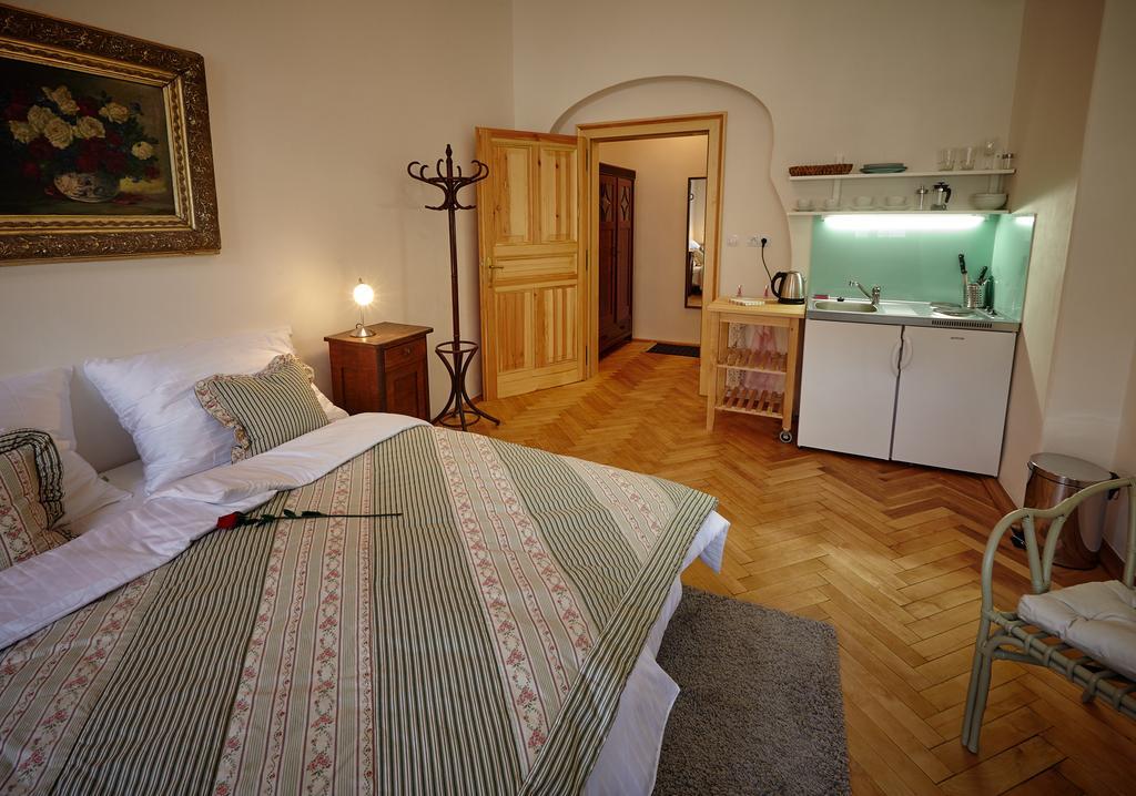 Queen Bee Apartments Praga Habitación foto