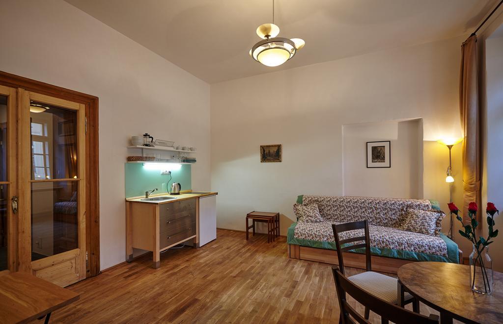 Queen Bee Apartments Praga Habitación foto