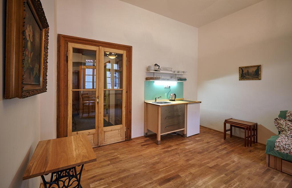 Queen Bee Apartments Praga Habitación foto